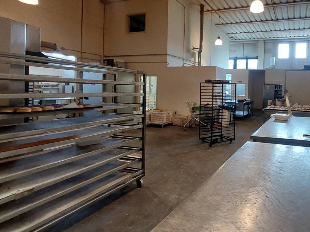 locale commerciale in vendita a Corciano in zona Ellera Chiugiana