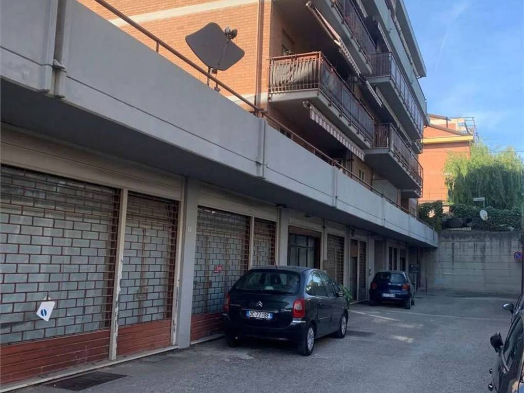 locale commerciale in vendita a Corciano in zona Ellera Chiugiana