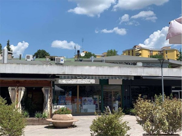 negozio in vendita a Corciano in zona Ellera Chiugiana