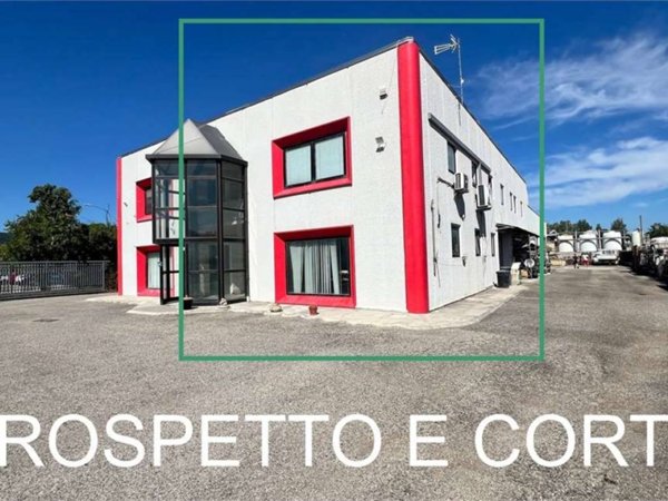 locale commerciale in vendita a Corciano