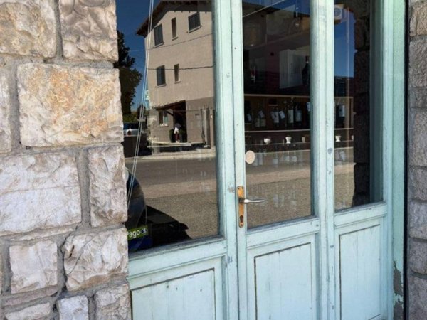 negozio in vendita a Corciano in zona Strozzacapponi