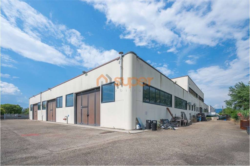 locale commerciale in vendita a Corciano