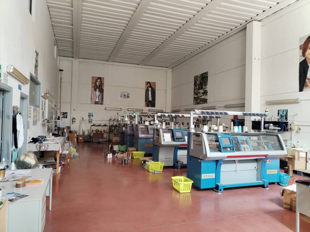 locale commerciale in vendita a Corciano