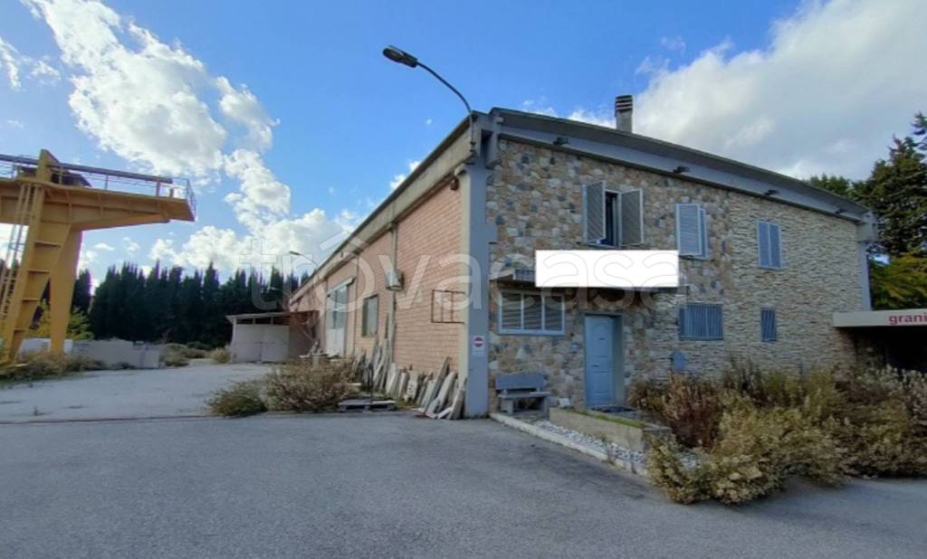 locale commerciale in vendita a Corciano