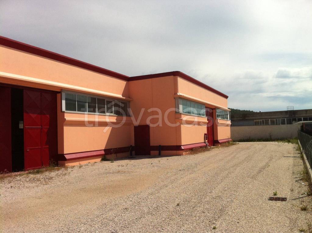 locale commerciale in vendita a Corciano in zona Mantignana