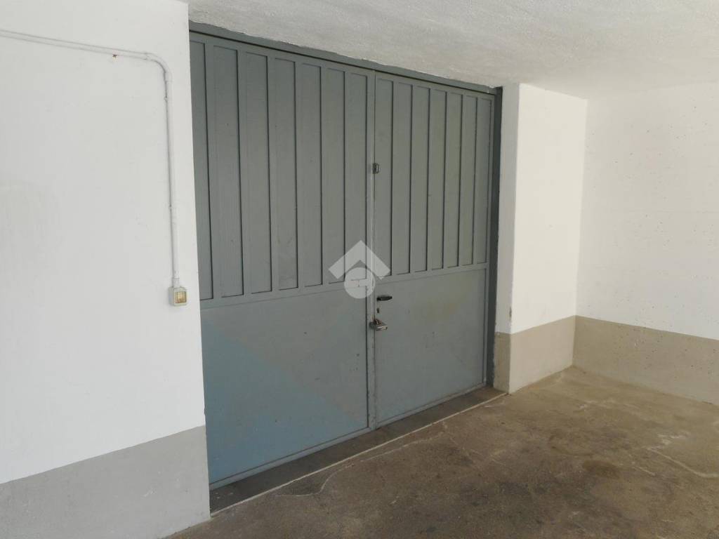 locale commerciale in vendita a Corciano in zona Ellera Chiugiana