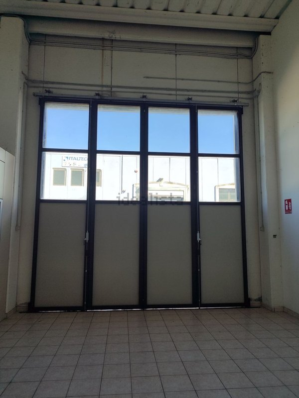 locale di sgombero in vendita a Corciano in zona Ellera Chiugiana