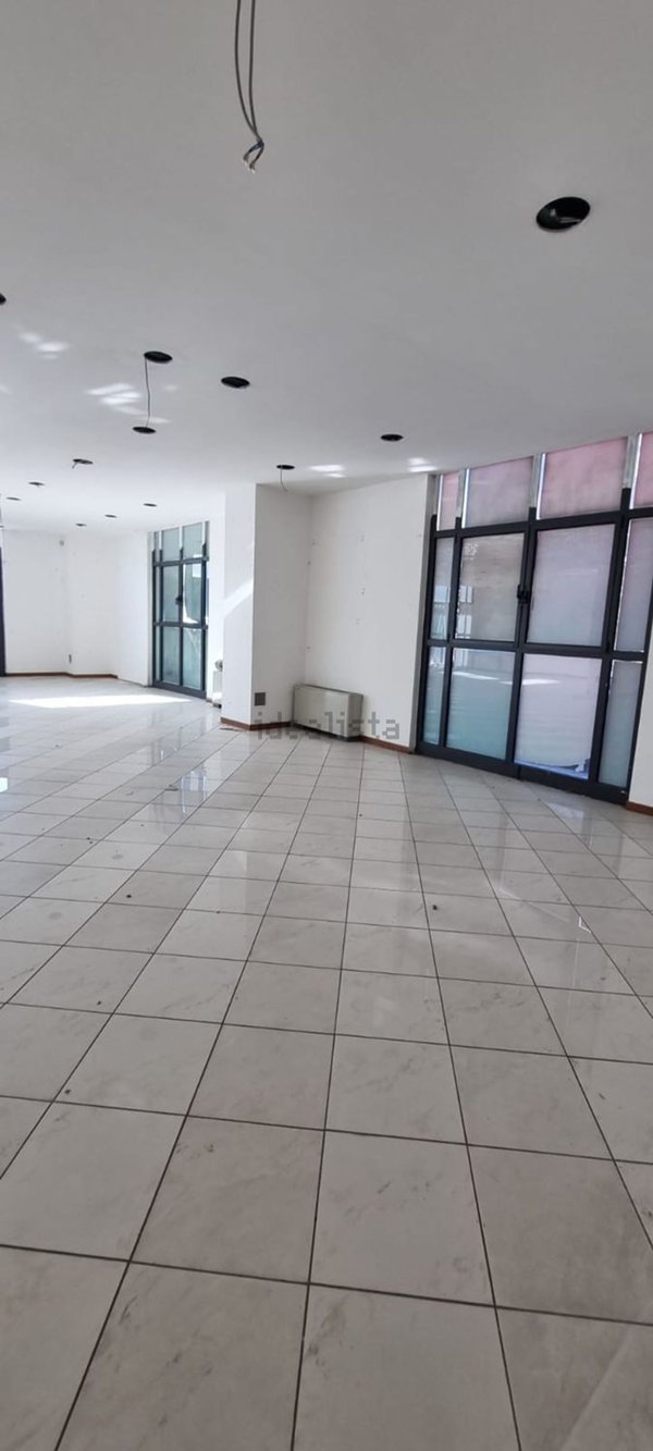 locale commerciale in vendita a Corciano