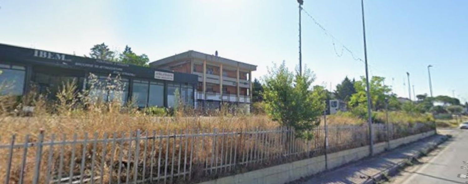 locale commerciale in vendita a Corciano