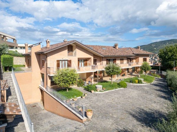 casa indipendente in vendita a Corciano in zona San Mariano