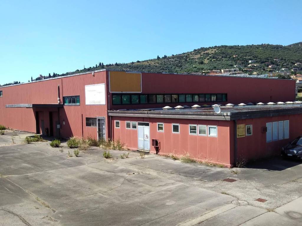 locale commerciale in vendita a Corciano in zona Ellera Chiugiana