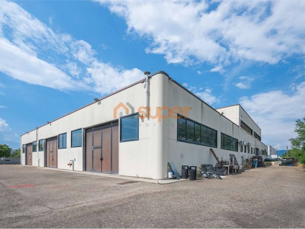 locale commerciale in vendita a Corciano