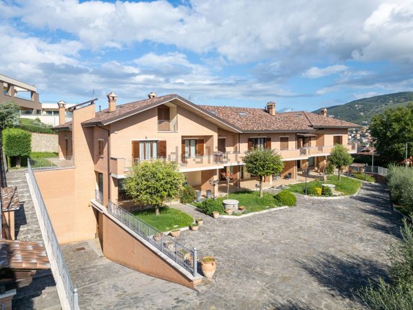 casa indipendente in vendita a Corciano in zona San Mariano