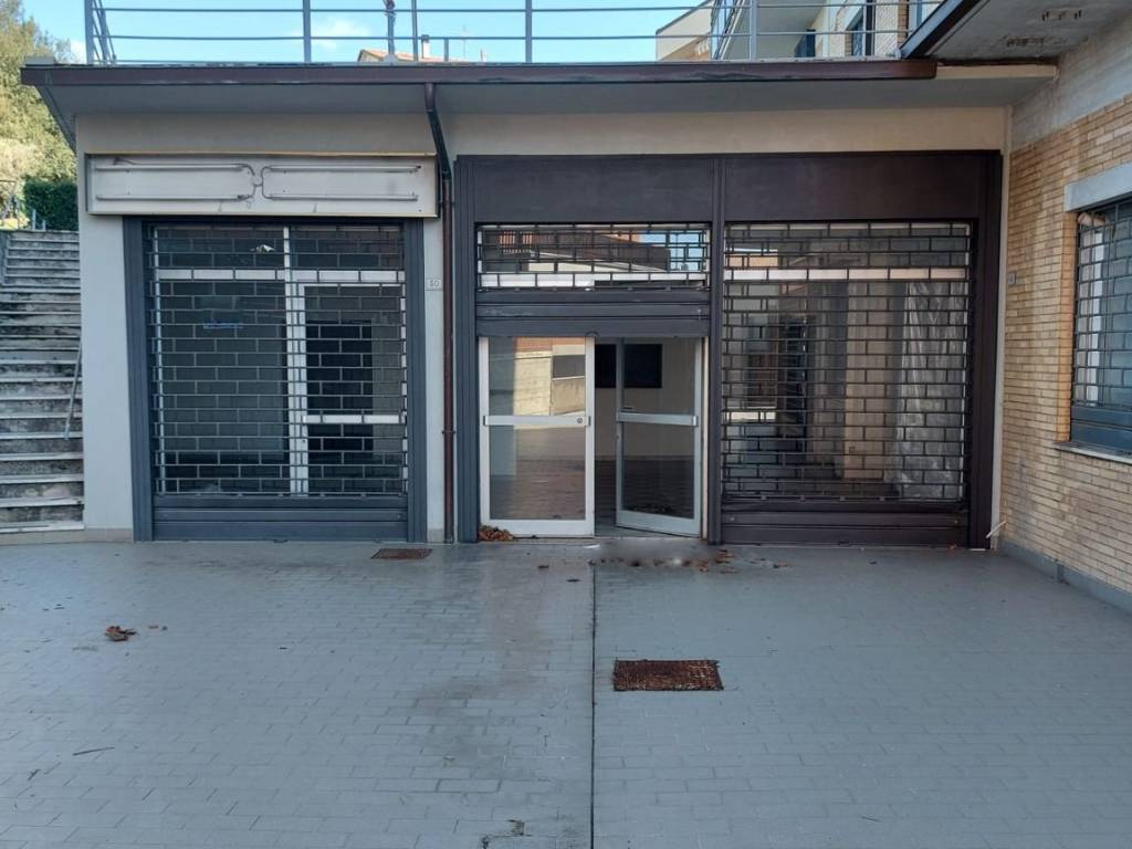 negozio in vendita a Corciano in zona Ellera Chiugiana