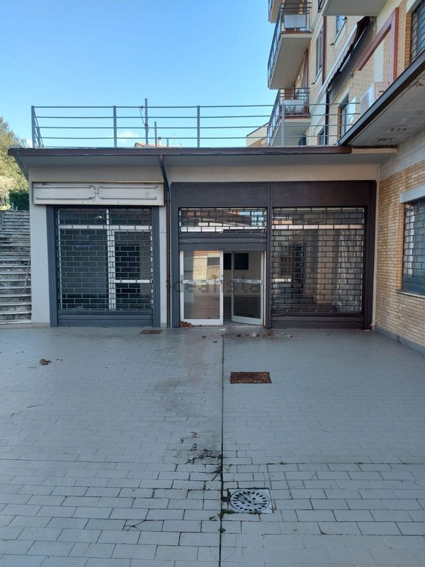 negozio in vendita a Corciano in zona Ellera Chiugiana