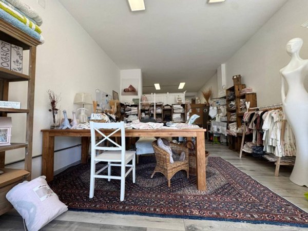 negozio in vendita a Corciano in zona Ellera Chiugiana