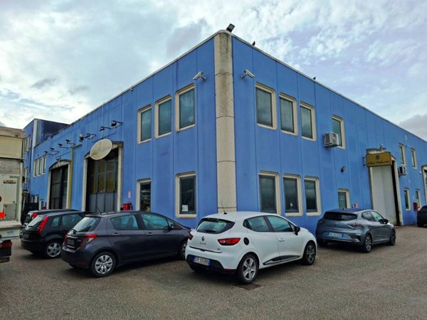 locale commerciale in vendita a Corciano in zona Ellera Chiugiana