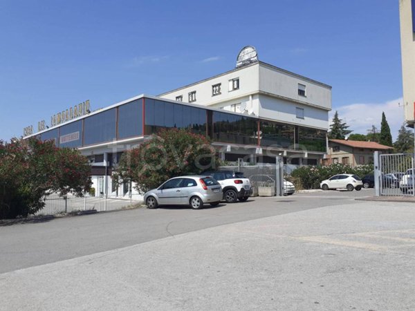 locale commerciale in vendita a Corciano in zona Ellera Chiugiana