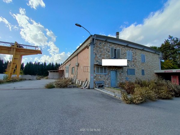 locale commerciale in vendita a Corciano in zona Strozzacapponi