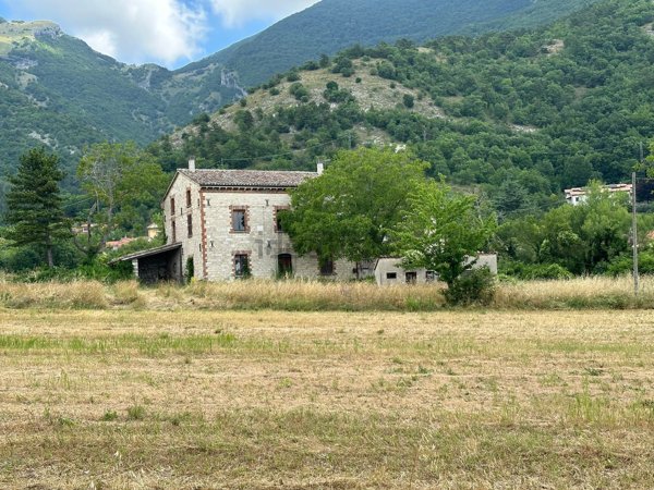 casa indipendente in vendita a Costacciaro