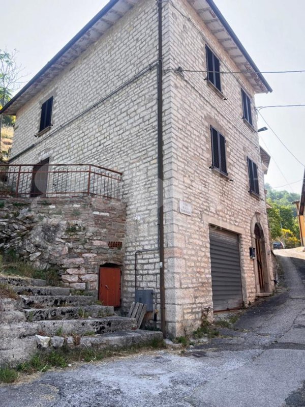 casa indipendente in vendita a Costacciaro in zona Costa San Savino