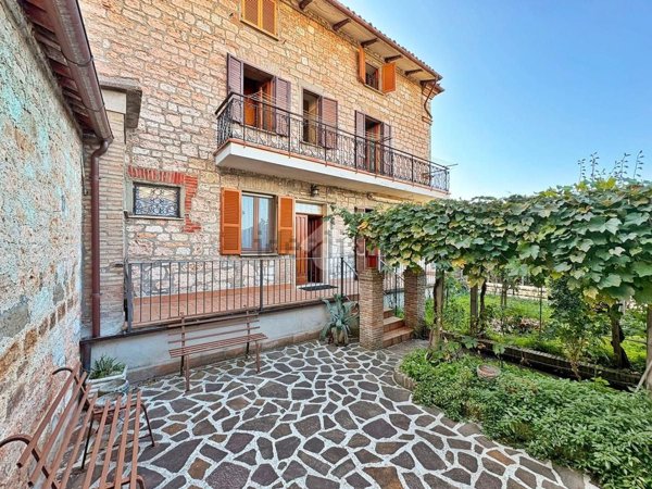 casa indipendente in vendita a Costacciaro