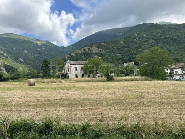 casa indipendente in vendita a Costacciaro