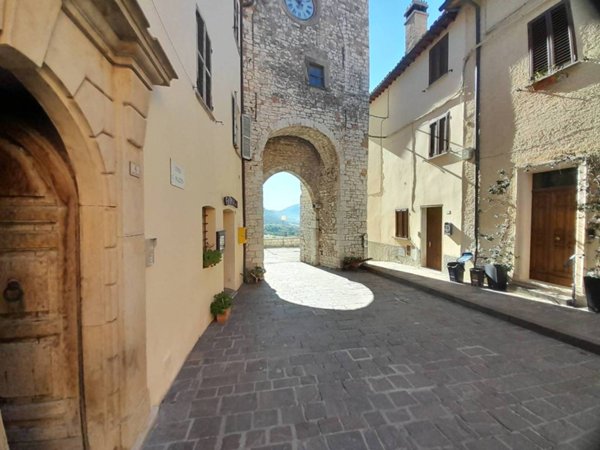 pentavano in vendita a Costacciaro