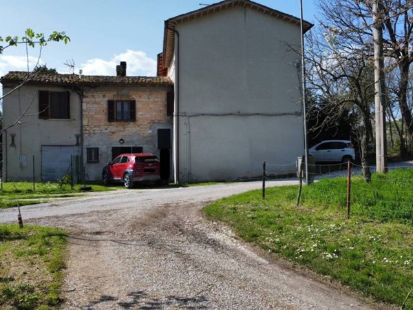 casa indipendente in vendita a Costacciaro
