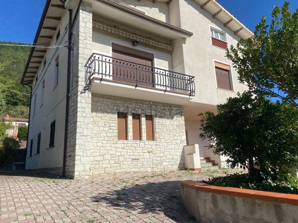 casa indipendente in vendita a Costacciaro