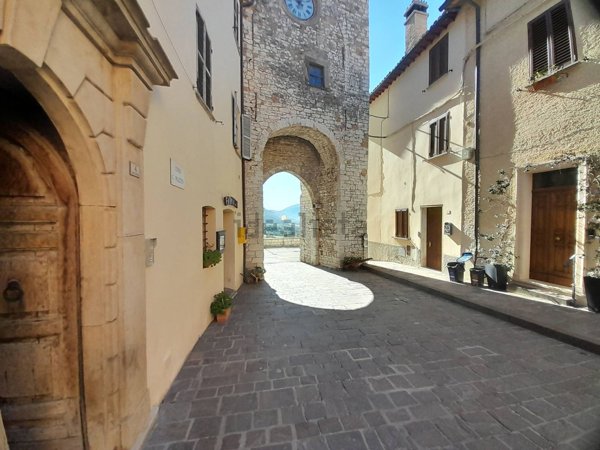 pentavano in vendita a Costacciaro