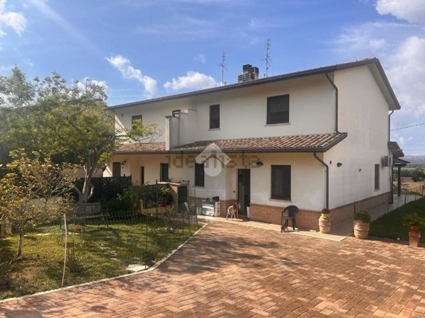 casa indipendente in vendita a Deruta in zona Ponte Nuovo