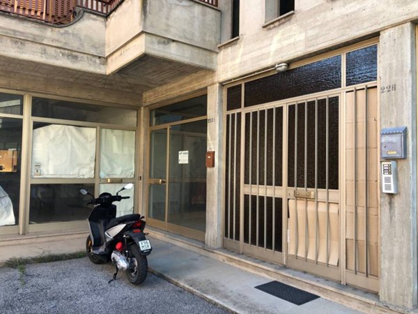 negozio in vendita a Deruta