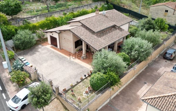 casa indipendente in vendita a Deruta