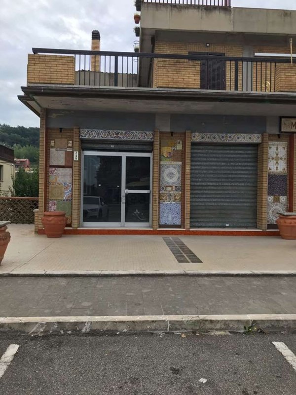 locale commerciale in vendita a Deruta