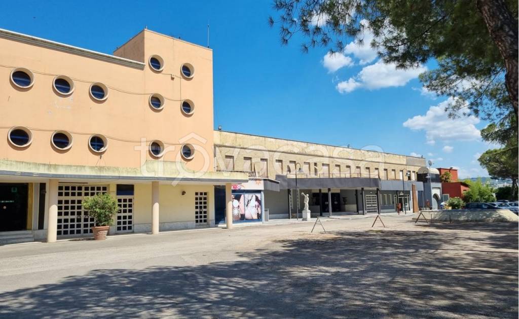 negozio in vendita a Deruta in zona San Nicolò di Celle