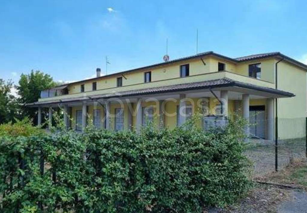 negozio in vendita a Deruta in zona San Nicolò di Celle