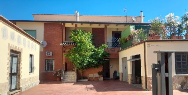 casa semindipendente in vendita a Deruta