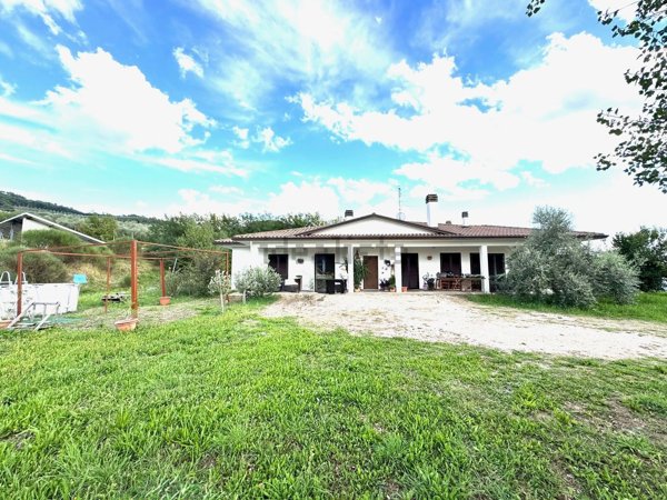 casa indipendente in vendita a Deruta