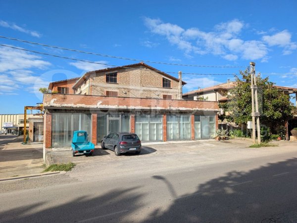 locale di sgombero in vendita a Deruta