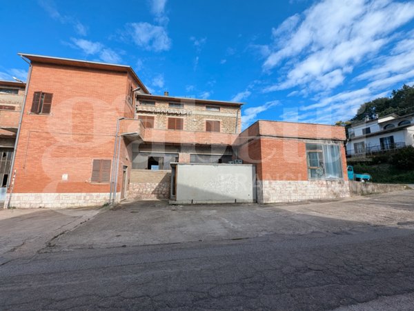 locale di sgombero in vendita a Deruta
