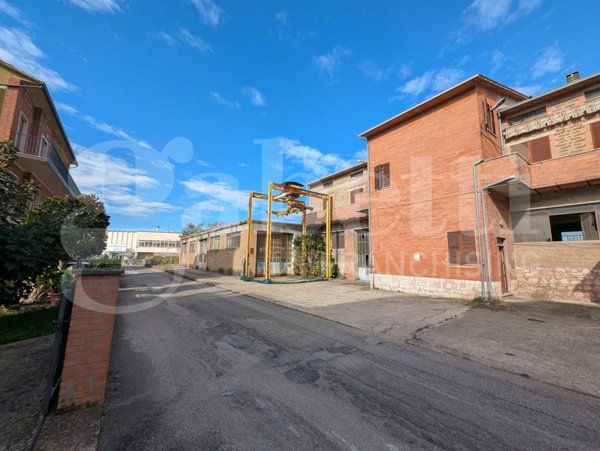 locale di sgombero in vendita a Deruta