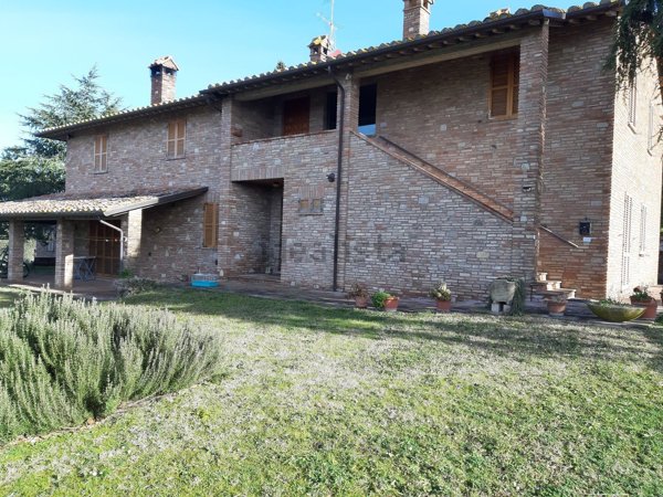 casa indipendente in vendita a Deruta in zona Castelleone