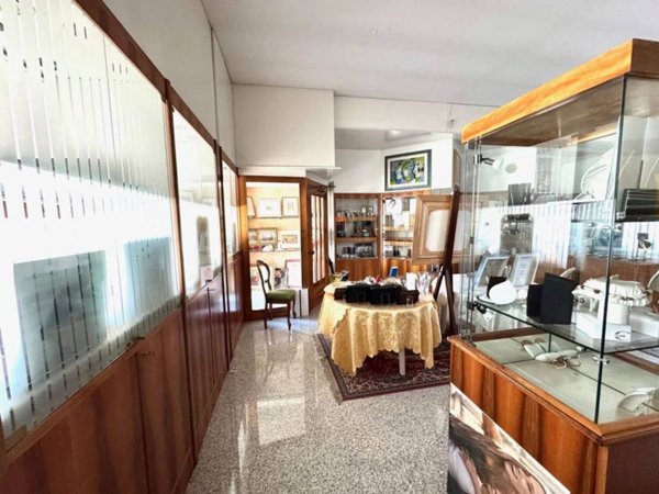 negozio in vendita a Deruta