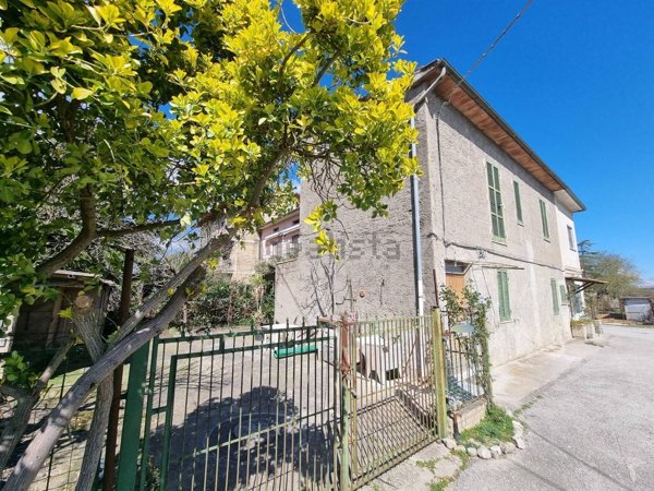 casa semindipendente in vendita a Deruta in zona Fanciullata