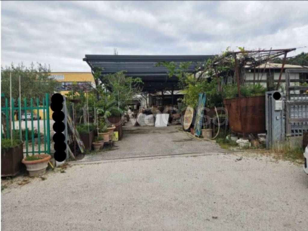 locale commerciale in vendita a Deruta