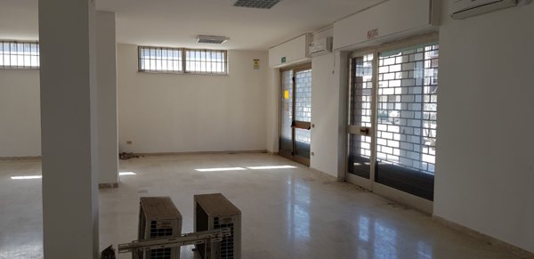 locale commerciale in vendita a Deruta