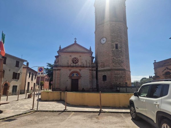 negozio in vendita a Deruta in zona San Nicolò di Celle