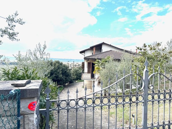 casa indipendente in vendita a Deruta