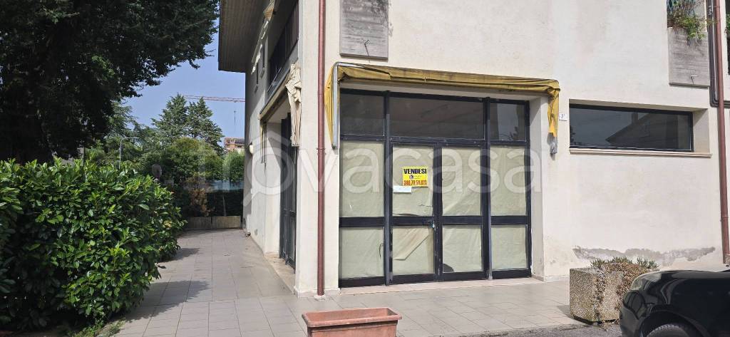 negozio in vendita a Deruta in zona San Nicolò di Celle
